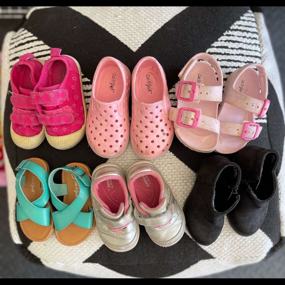 Size 5 toddler shoes.